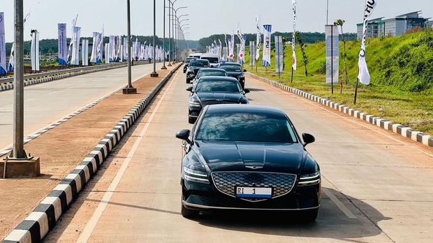 Presiden Joko Widodo menjajal mobil listrik Hyundai Genesis G80 yang 5 di Batang, Rabu (8/6). Mobil ini akan menjadi kendaraan resmi KTT G20 di Bali.