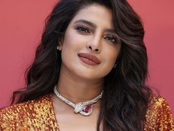 Priyanka Chopra Tampil Seksi di Acara BVLGARI, Selfie Bareng Lisa BLACKPINK