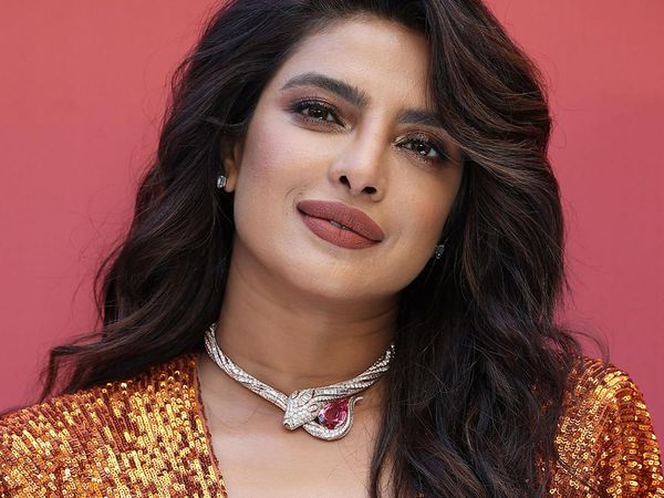 Priyanka Chopra Tampil Seksi di Acara BVLGARI, Selfie Bareng Lisa BLACKPINK