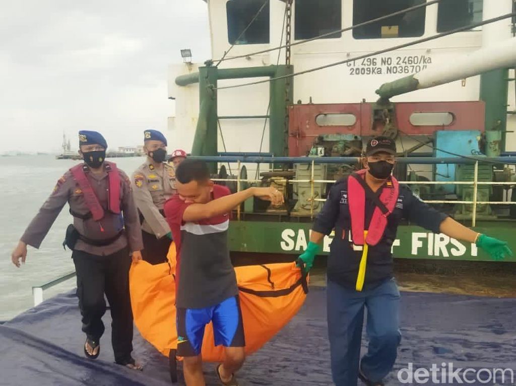 Polisi Pastikan Mayat Mr X di Perairan Gresik Pria yang Lompat dari Suramadu Polisi Pastikan Mayat Mr X di Perairan Gresik Pria yang Lompat dari Suramadu