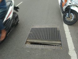 PUPR Depok Perbaiki Tutup Gorong-gorong Menganga di Jalan Arif Rahman Hakim