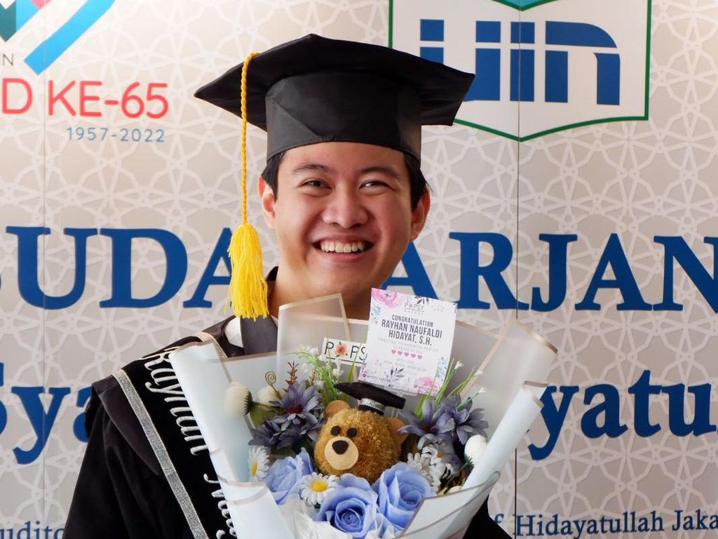 Kisah Rayhan, Mahasiswa Tunanetra Wisudawan Terbaik Ilmu Hukum UIN Jakarta