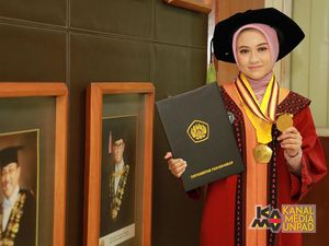 Sosok Viral Wisudawan Termuda Unpad, Lulus Fakultas Kedokteran Usia 19 Tahun Sosok Viral Wisudawan Termuda Unpad, Lulus Fakultas Kedokteran Usia 19 Tahun