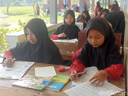 Video Siswa SDN di Grobogan Belajar di Teras gegara Ruang Kelas Rusak