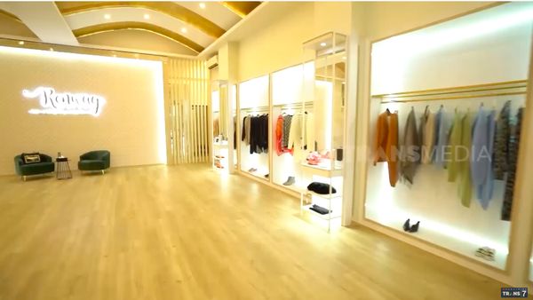 9 Potret Rumah Mewah Kurator Fashion Renny Angesti, Lemarinya Bikin Nangis