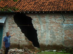 Rumah-rumah Ini Rusak Gegara Tanah Bergerak di Tegal Rumah-rumah Ini Rusak Gegara Tanah Bergerak di Tegal
