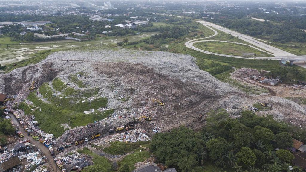 Foto Udara TPA Burangkeng Bekasi yang Akan Diperluas, Sampah Membludak Foto Udara TPA Burangkeng Bekasi yang Akan Diperluas, Sampah Membludak