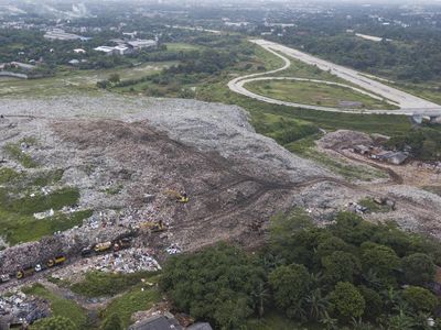 Foto Udara TPA Burangkeng Bekasi yang Akan Diperluas, Sampah Membludak