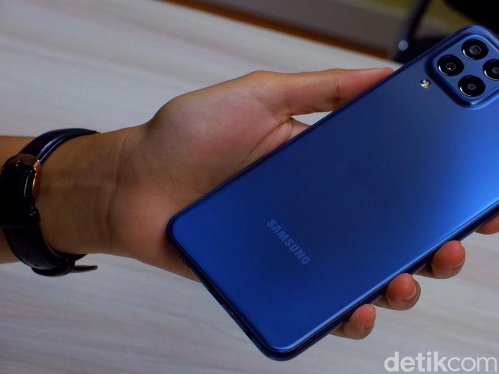 Unboxing Samsung Galaxy M33 5G RAM 8 GB Biru Menggoda