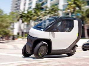 Nimbus si Motor Listrik 3 Roda yang Gunakan Setir dan Punya Atap