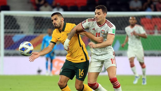 Soccer Football - FIFA World Cup Qualifier - United Arab Emirates v Australia - Al Rayyan Stadium, Doha, Qatar - June 7, 2022 Australia's Aziz Behich in action with United Arab Emirates's Caio REUTERS/Mohammed Dabbous