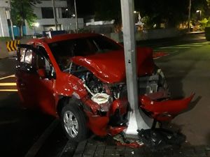 Mobil Ringsek Hantam Tiang APILL Usai Tabrakan dengan Taksi di Thamrin