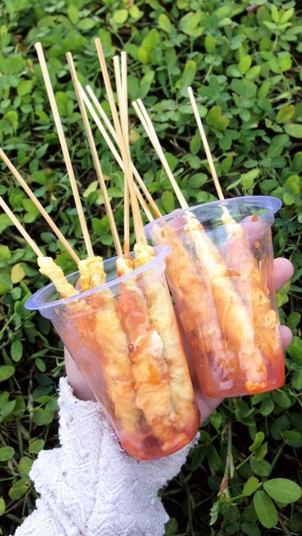 telur yang digulung di tusukan sate