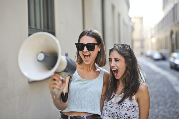 Teman baik akan memastikan kita merasa diperhatikan/Foto: Pexels/Andrea Piacquadio