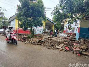 Tembok SDN Limo 3 Depok Ambruk Saat Hujan Deras