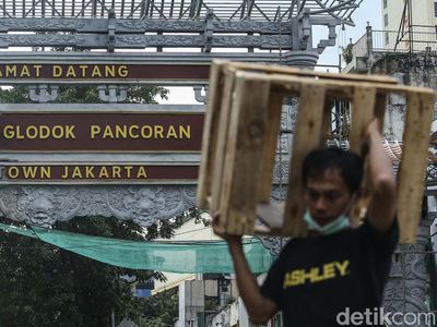 Masih Dibangun, Begini Lho Bentuk Gapura Chinatown di Glodok