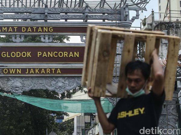 Masih Dibangun, Begini Lho Bentuk Gapura Chinatown di Glodok