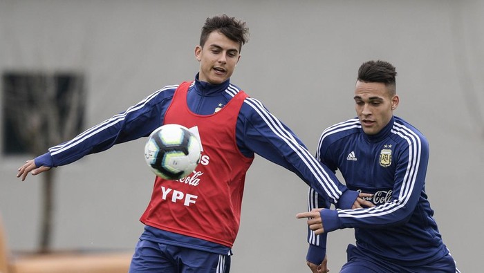 Argentinas forward Paulo Dybala (L) vies for the ball with forward Lautaro Martinez during a training session in Ezeiza, Buenos Aires on May 30, 2019 ahead of the Brazils Copa America football tournament. (Photo by JUAN MABROMATA / AFP)        (Photo credit should read JUAN MABROMATA/AFP via Getty Images)