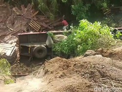 Truk Muat Kayu Masuk Jurang Saat Hendak Bongkar Muatan