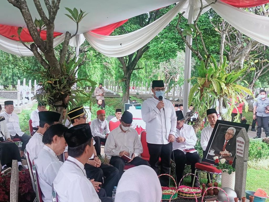 Bersama Bamusi, Waket MPR Ahmad Basarah Ziarah ke Makam Taufiq Kiemas
