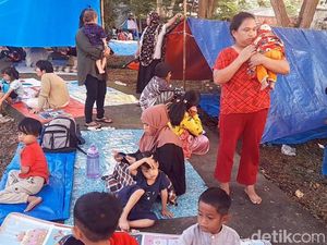 Antisipasi Gempa Susulan, Warga Mamuju Mengungsi di Stadion Manakarra