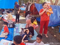 Antisipasi Gempa Susulan, Warga Mamuju Mengungsi di Stadion Manakarra
