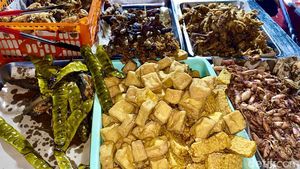 Ayam Goreng hingga Sate Usus Ini Enak Disantap Bareng Sambal Setan