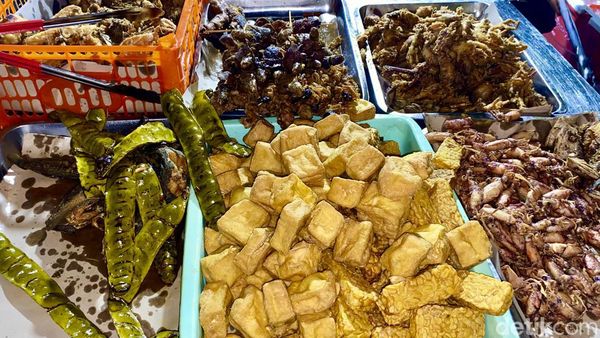 Ayam Goreng hingga Sate Usus Ini Enak Disantap Bareng Sambal Setan