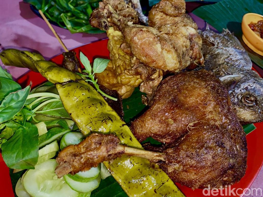 Waroeng Tiki Taka: Gigitan Pedas Sambal Terasi Pelengkap Ayam Goreng