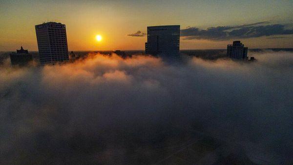 Foto Dramatis Lansekap Kota Milwaukee Saat Berselimut Kabut