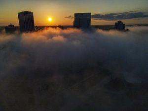 Foto Dramatis Lansekap Kota Milwaukee Saat Berselimut Kabut Foto Dramatis Lansekap Kota Milwaukee Saat Berselimut Kabut