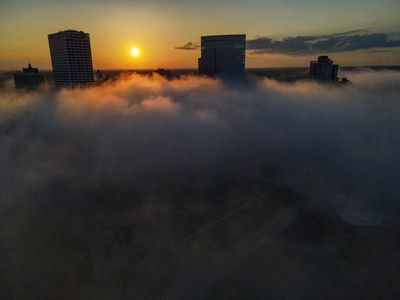 Foto Dramatis Lansekap Kota Milwaukee Saat Berselimut Kabut