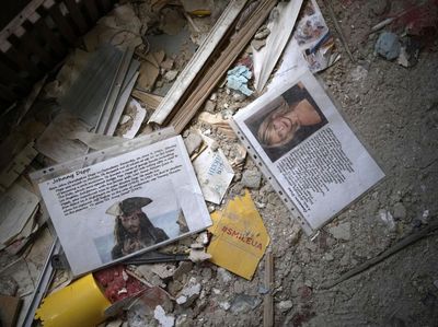 Saat Gambar Johnny Depp Tersibak dari Reruntuhan Bangunan di Ukraina