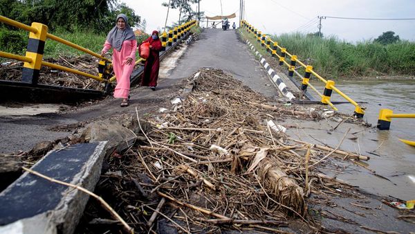 Ada Jembatan Rusak di Gresik yang Masih Dilalui Warga, Kok Bisa?