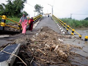Ada Jembatan Rusak di Gresik yang Masih Dilalui Warga, Kok Bisa?