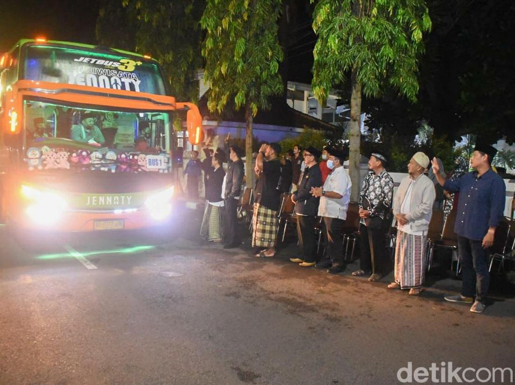 Jemaah Haji Kota Kediri Diberangkatkan, Wali Kota Ingatkan Cuaca Panas Jemaah Haji Kota Kediri Diberangkatkan, Wali Kota Ingatkan Cuaca Panas