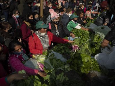 Demo di Depan Istana Presiden, Petani Argentina Bagikan Sayuran Gratis