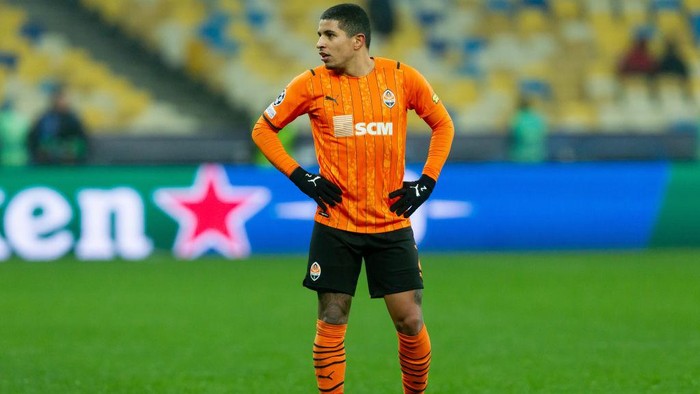 MADRID, SPAIN - NOVEMBER 03: Domilson Cordeiro alias Dodo of FC Shakhtar Donetsk strikes the ball during the UEFA Champions League group D match between Real Madrid and Shakhtar Donetsk at Estadio Santiago Bernabeu on November 03, 2021 in Madrid, Spain. (Photo by Gonzalo Arroyo Moreno/Getty Images)