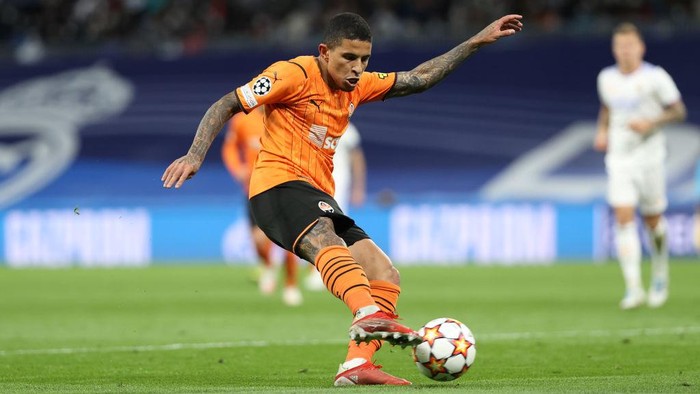 Dodo MADRID, SPAIN - NOVEMBER 03: Domilson Cordeiro alias Dodo of FC Shakhtar Donetsk strikes the ball during the UEFA Champions League group D match between Real Madrid and Shakhtar Donetsk at Estadio Santiago Bernabeu on November 03, 2021 in Madrid, Spain. (Photo by Gonzalo Arroyo Moreno/Getty Images)