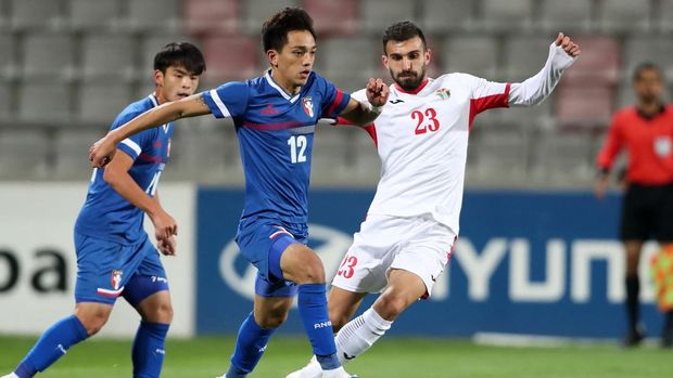 Chinese Taipei's midfielder Wen Chih-hao (C) is marked by Jordan's defender Ihsan Haddad during the FIFA World Cup 2022 andthe 2023 AFC Asian Cupqualifying football match between Jordan and Chinese Taipei Amman International Stadium in the Jordanian capital onNovember 14, 2019. (Photo by AFP)