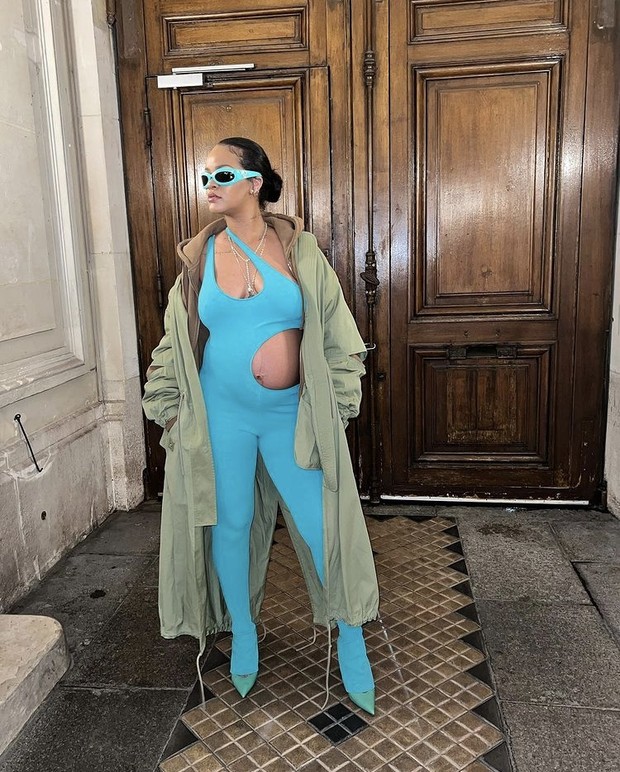 Rihanna mengenakan catsuit Stella McCartney/