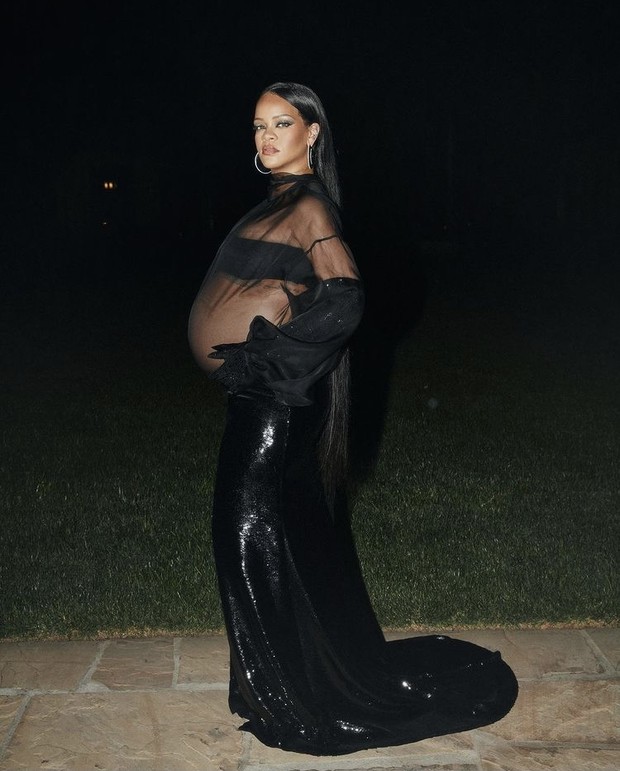 Gaya glamor Rihanna saat hamil/