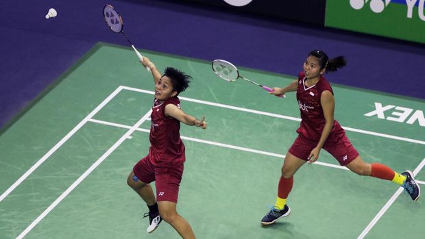 Indonesia's Apriyani Rahayu (L) and Greysia Polii (R) compete against South Korea's Lee So Hee and Shin Seung Chan during the women's doubles final macth at the French Open Badminton tournament at the Coubertin Stadium in Paris on October 29, 2017. (Photo by THOMAS SAMSON / AFP)