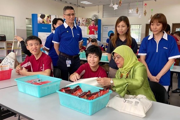 Halimah Yacob dalam salah satu agenda kerjanya/ Foto: instagram.com/halimahyacob Halimah Yacob dalam salah satu agenda kerjanya/ Foto: instagram.com/halimahyacob