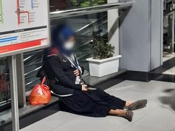 Cerita di Balik Foto Viral Ibu Hamil Kelelahan Gegara Eskalator KRL Mati
