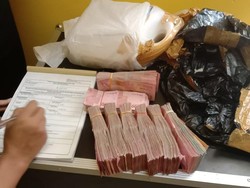 Heboh Jemaah Haji Tulungagung Bawa Duit Rp 150 Juta dalam Jeriken