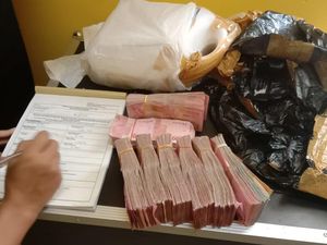 Heboh Jemaah Haji Tulungagung Bawa Duit Rp 150 Juta dalam Jeriken Heboh Jemaah Haji Tulungagung Bawa Duit Rp 150 Juta dalam Jeriken
