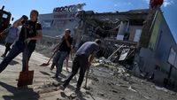 Kala Warga Bersihkan Mal di Kharkiv yang Rusak Dirudal Rusia