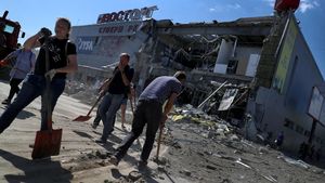 Kala Warga Bersihkan Mal di Kharkiv yang Rusak Dirudal Rusia