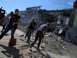 Kala Warga Bersihkan Mal di Kharkiv yang Rusak Dirudal Rusia